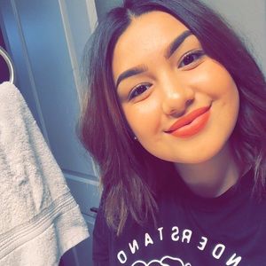 Meet your Posher, Mirella